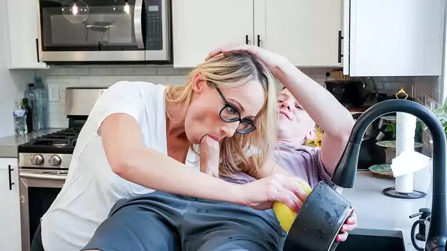 Indulge in the Ultimate MILF Fantasy with a Hot New Tenant - Desi Momslave!