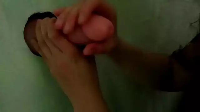 Sensual Mamada Encounter in a Gloryhole - A Must-Watch for fans of asian women