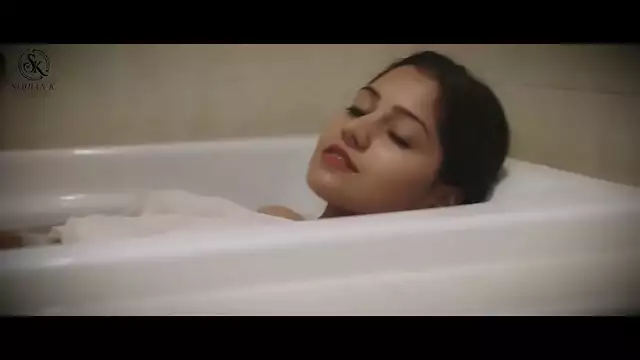 Desi Seductress in a Saree Dazzles in the Bathtub