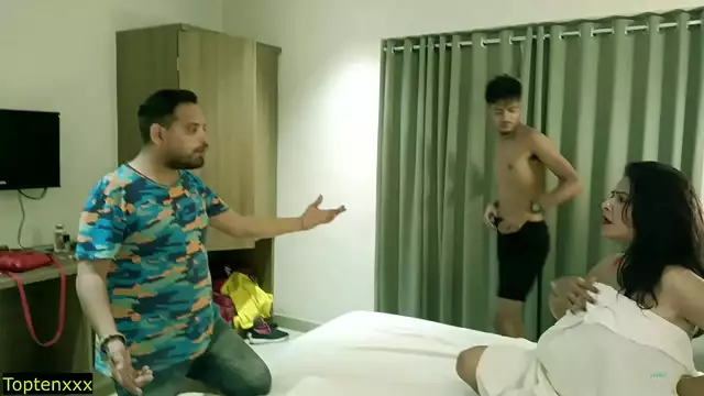 Indian MILF Cheats with Pizza Delivery Boy - Shocking Twist Revealed!