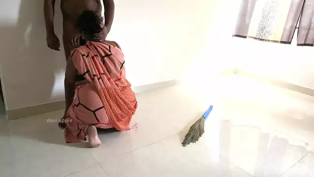 Tamil MILF Prabha Sucks off Her Boss between Chores for Delectable Pleasure!