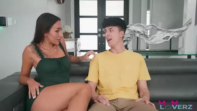 Sisi Rose: Stepmom's Sultry Seduction for Creampie Pleasure in Episode 3-7