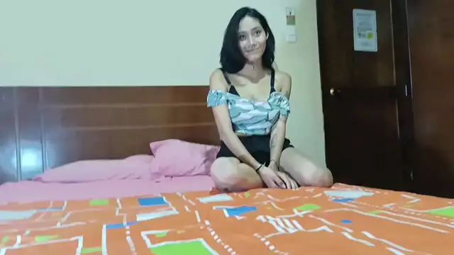 Behold the Luscious Enchantress: Alluring MILF in Hot Desi Video