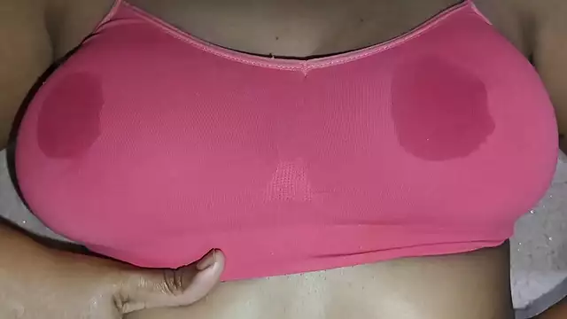Indulge in the Alluring Temptation of a Tamil Desi Wife's Blowjob!