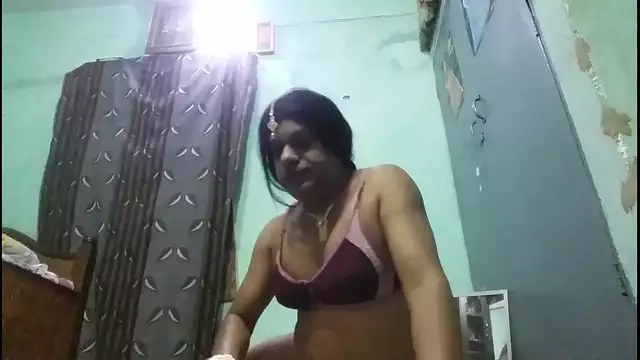 Indian shemale kanchan sahoo removing saree