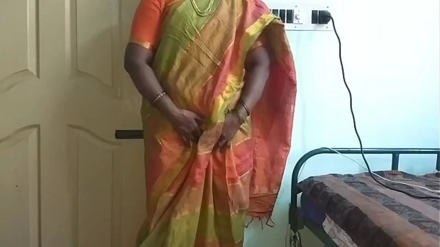 Indian desi maid to show her natural tits to home owner