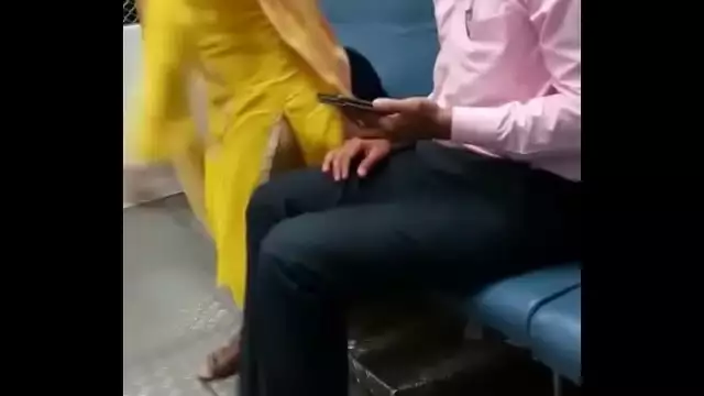 indian mumbai local train girl kissed her boyfriend