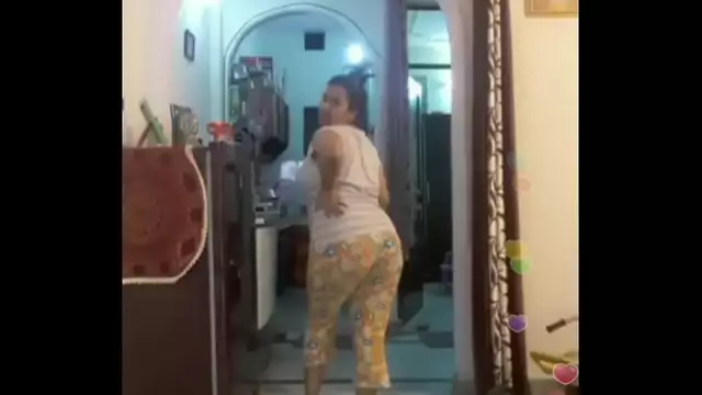 Hot desi indian bhabi shaking her sexi ass &boobs on bigo live&period;&period;&period;6