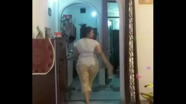 Hot desi indian bhabi shaking her sexi ass &boobs on bigo live&period;&period;&period;4