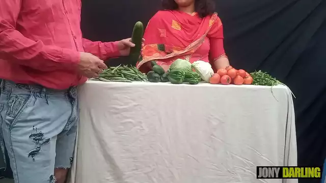 Sabji vechne Waali ko khule bazaar mein hi chod diya&comma; real indian sex video by jony darling