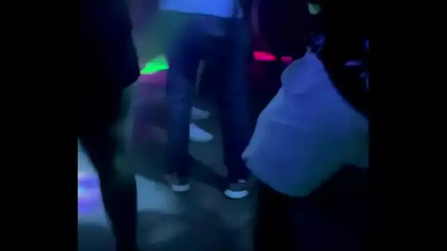 Minha mulher&comma; usando mini saia bem curtinha dan&ccedil;ando em uma balada de Uberl&acirc;ndia e mostrando a bundinha