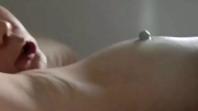 Must-Watch! Married Japanese Woman Moans during Oral Pleasure