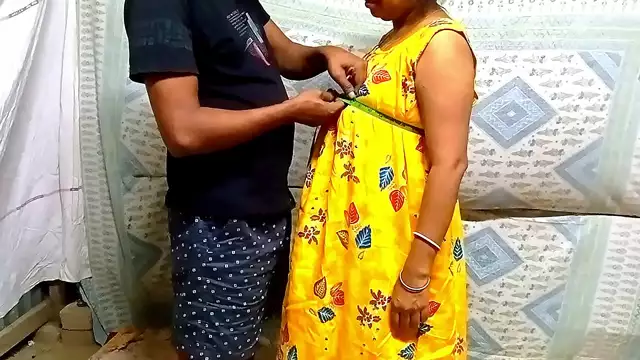 Everbest Indian hot bhabhi amazing XXX sex With Tailor Master&excl;&excl; Hindi sex
