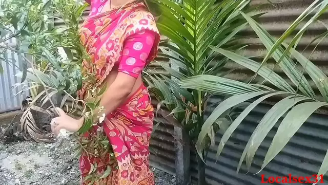 Bengali Desi Bhabhi Outdoor Chudai Devar Ke Saath red Saree main &lpar;Official Video By Localsex31&rpar;