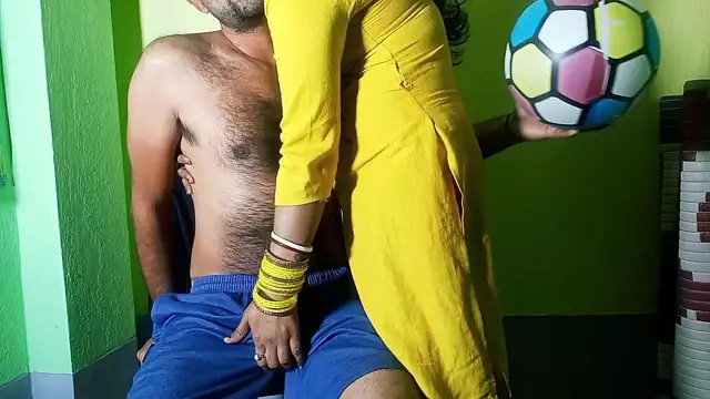 Indian XXX girl sex playing pussy fucking with volleyball Coach&excl; Girl Sex MMS