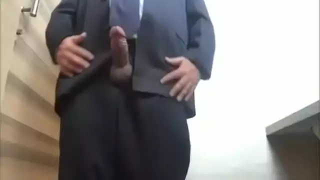 coroa indiano executivo mostrando o pau lindo