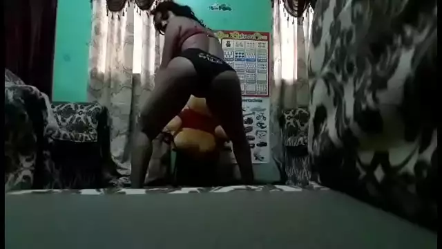 Indian babe dance and twerk