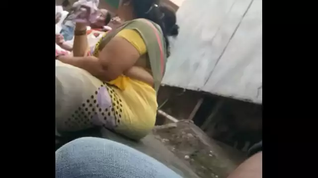 Desi yellow Saree aunty&period;&period; CurvyAnd sexy  hips