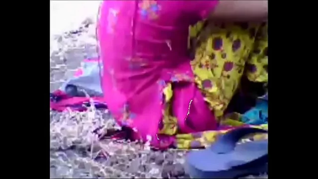 Muslim girl fuck with her boyfriend in to the forest&period; Delhi Indian sex video