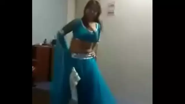 Indian girl dancing for her boyfriend&lpar;waowaa&rpar;