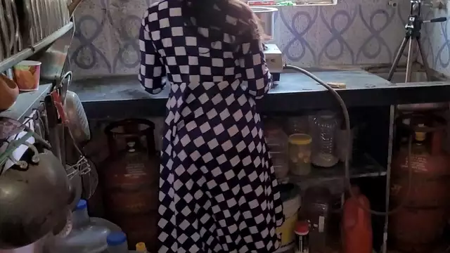 देशी भाभी को देवर ने किचन मे लेकर चोदा