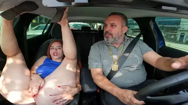 A carioca Isa Sampaio uma gata maravilhosa exibe sua beleza nas ruas na carona