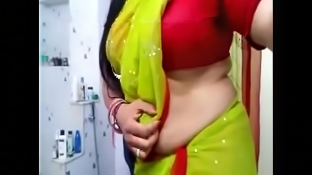 Desi bhabhi hot side boobs and tummy view in blouse for boyfriend 22 sec