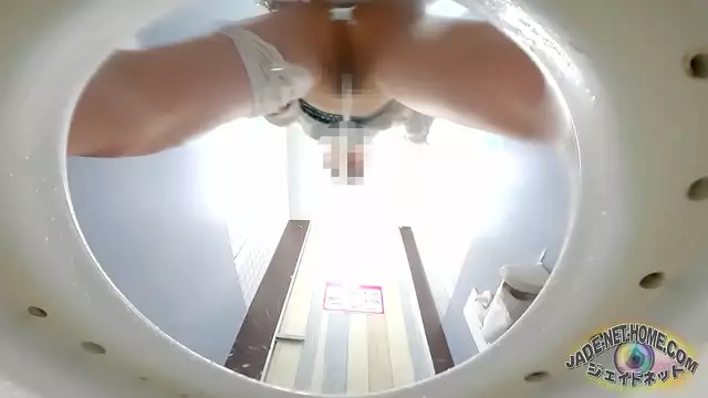 Japanese Girls' Peeing Gets Wetter and Hotter!