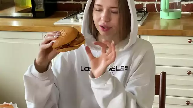 Juicy California Babe Serves Up a Sizzling Burger with a Side of Cum