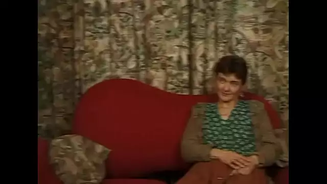 Experience the Irresistible Julia Reaves in 'Oma In Action' for a Tantalizingly Hot Scene!